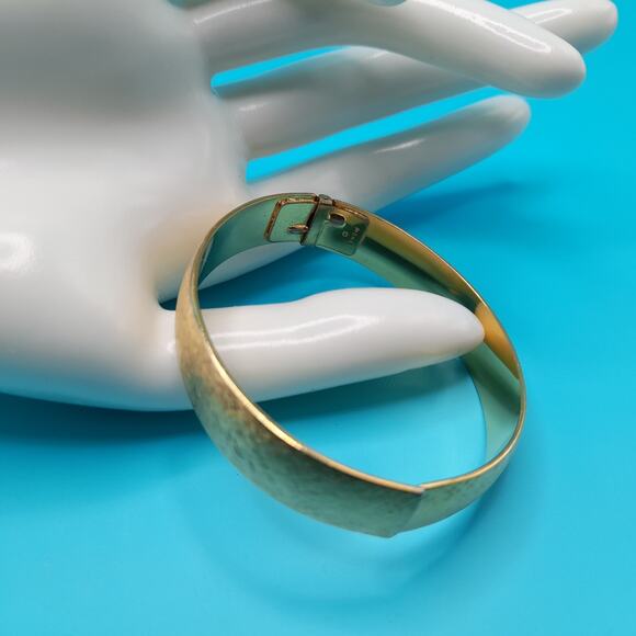 Vintage Signed Monet Gold Plated Hinged Bracelet, Classic Bangle, 6.5 Inches - Picture 4 of 11